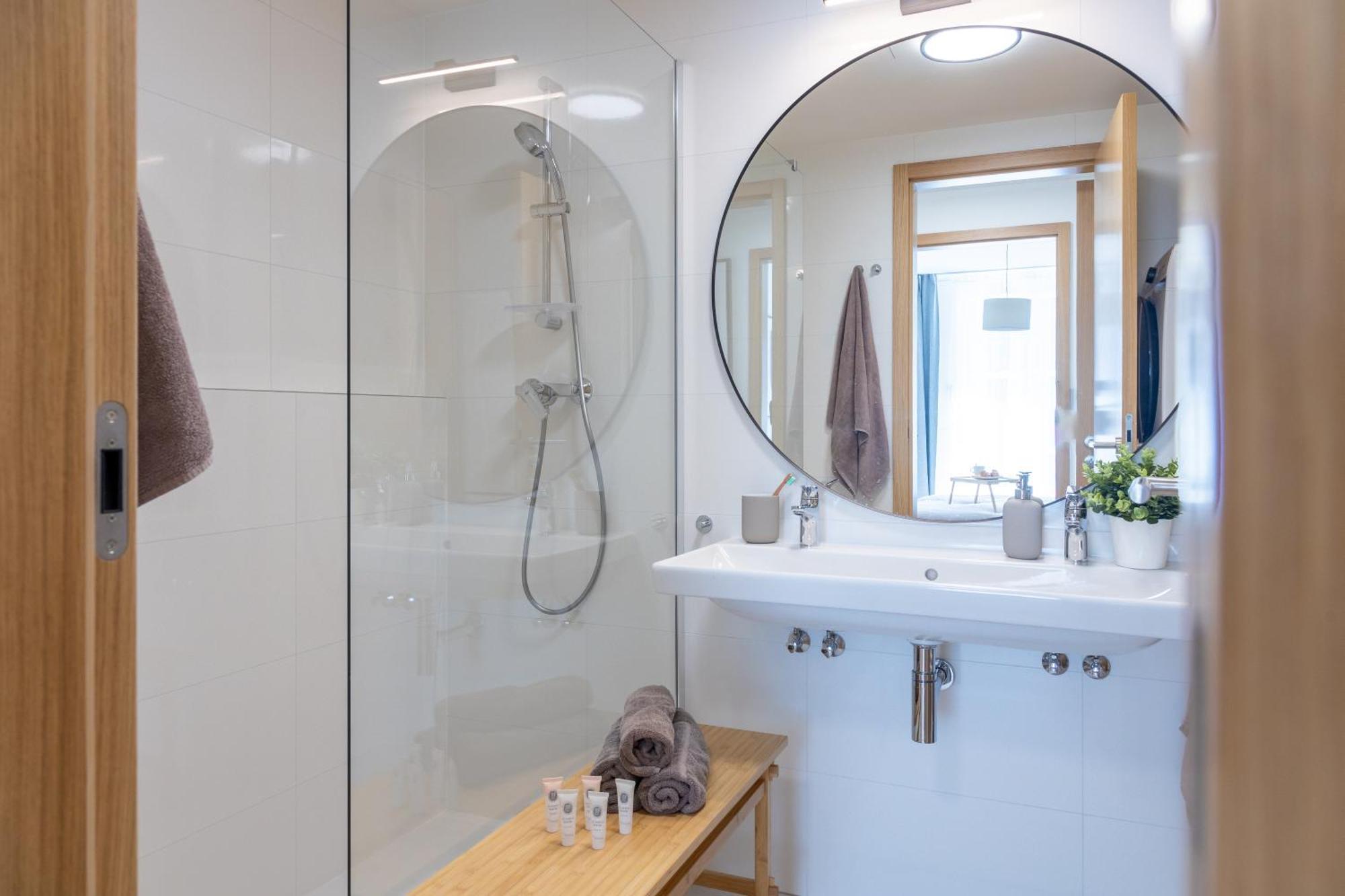 Days - 2bdr - Balcony - Garage Parking - Easy Center Access Prague
