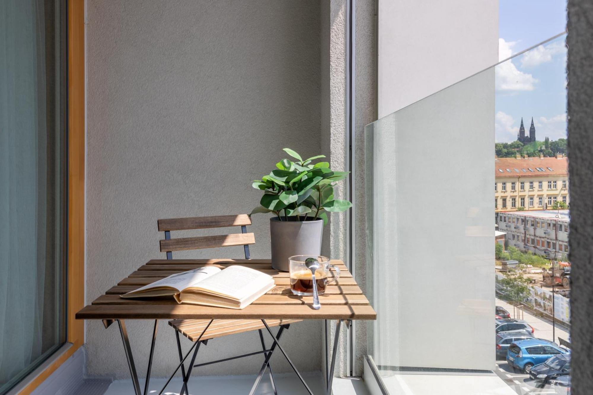Days - 2bdr - Balcony - Garage Parking - Easy Center Access Prague