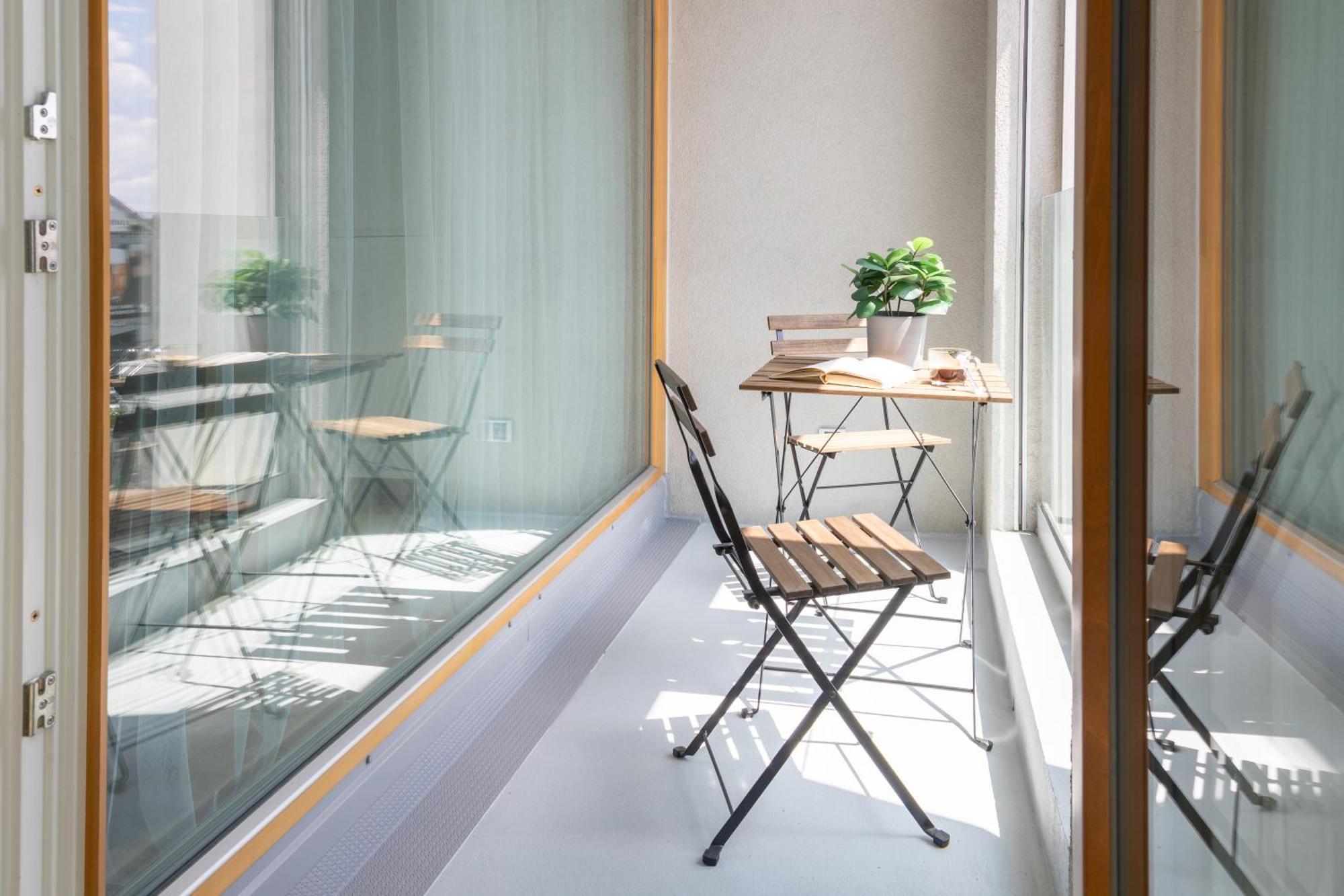 Days - 2bdr - Balcony - Garage Parking - Easy Center Access Apartment Prague