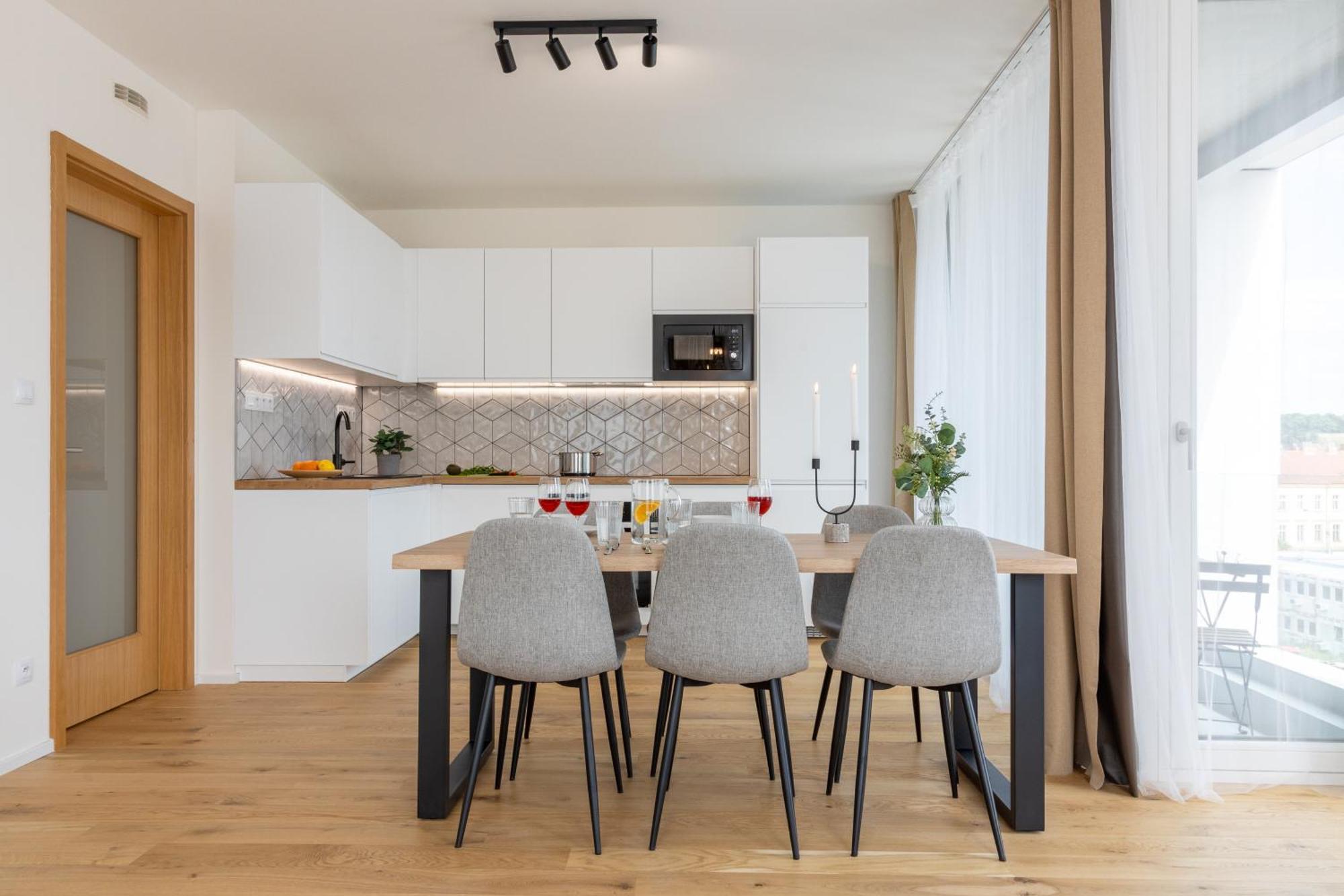 Days - 2bdr - Balcony - Garage Parking - Easy Center Access Apartment
